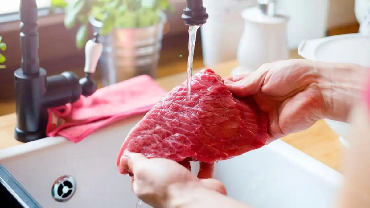 Lavar Carnes na Pia: Risco Real de Intoxicação Alimentar