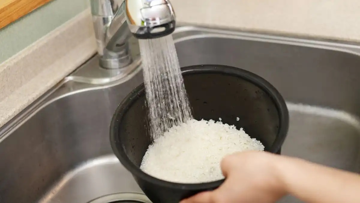 Lavar o arroz ou não antes de cozinhar? Melhor não fazer mais!